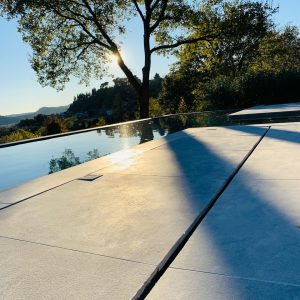 Dallage de cette plage de piscine extérieure en pierre naturelle gris - facile d'entretien et grand format - Crystal grey - sélection Kei-Stone Aix en Provence