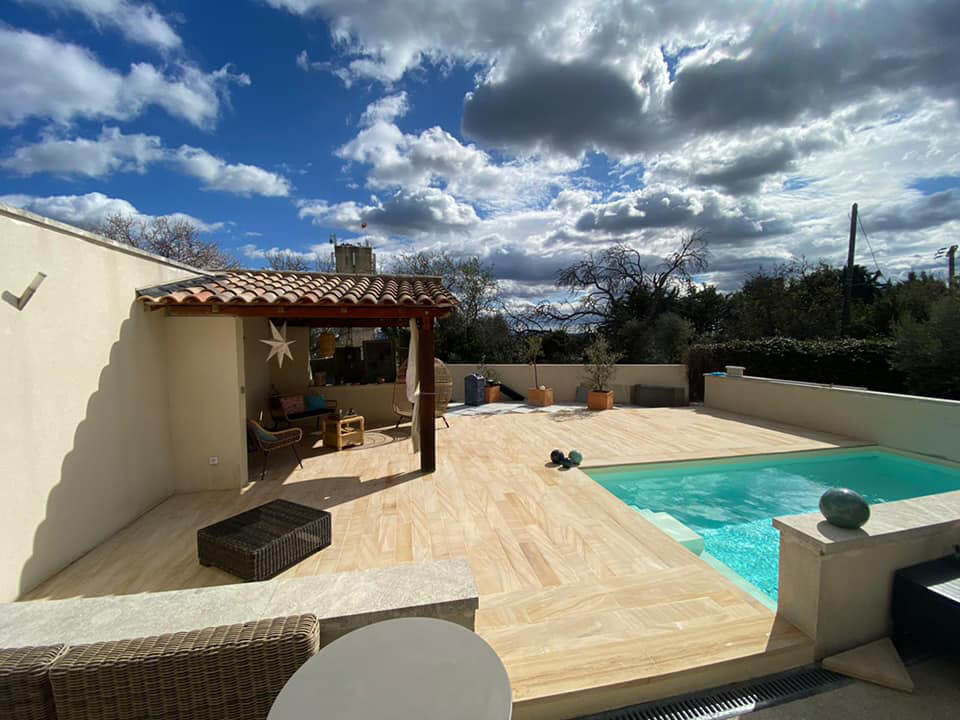 inspiration-pierre-juillet-taeck plage de piscine avec dallage en pierre naturelle imitation teck