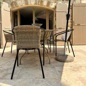 Terrasse en pierre naturelle de travertin - pierre calcaire beige - dallage naturelle - produit Kei-Stone chez Le Ven Design