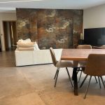 Salon intérieur en carrelage effet béton XLL - pièce de vie ouverte sur séjour - salle à manger - Kei-Stone Manosque