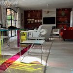 Vue d'ensemble sur ce salon avec carrelage au sol aspect béton minérale - mobilier design - pour un esprit contemporain de la pièce a vivre - par Kei-Stone Manosque