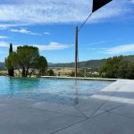 Sublime vue sur la campagne de Manosque - avec cet extérieur design - piscine a débordement et sa terrasse en carrelage aspect béton XXL