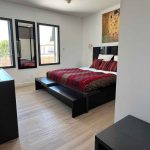 Intérieur moderne et harmonieux avec carrelage effet bois Kei-Stone