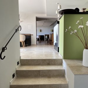 Escalier en carrelage effet pierre dans un esprit travertin vieilli - Ansouis (84)