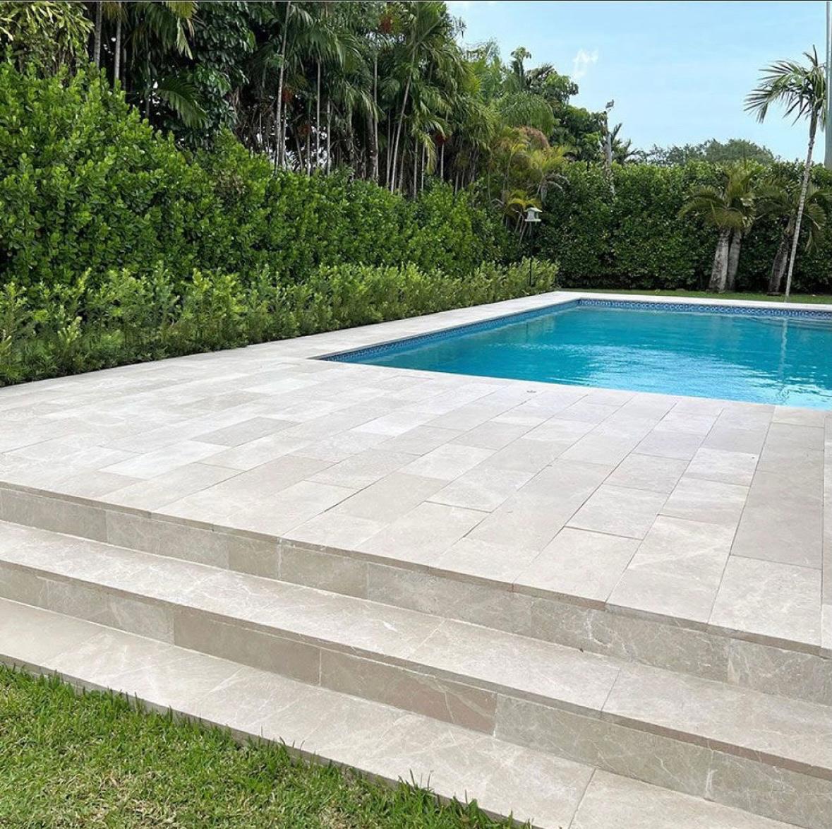 Piscine extérieure avec plage de bassin en carrelage effet pierre - sélection Beige Royal - chez Kei-Stone Aix en Pce