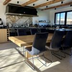 Espace repas dans cette villa contemporaine - avec son sol design en pierre naturelle de bourgogne - facile d'entretien - by Kei-Stone
