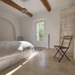 Projet de chambre d'ami avec dallage au sol en pierre naturelle de travertin - nuances coloris sable pour un style de p!èce lumineuse et chaleureuse - Kei-Stone Pertuis
