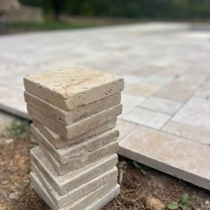 Pavés en pierre naturelle - travertin coloris Beige - pour extérieur - chez Kei-Stone (13)