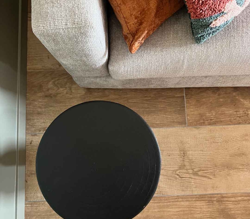 Petit table d'appoint noir mat - dans cette pièce TV - espace cocooning et chaleureux - carrelage aspect bois grandes lames