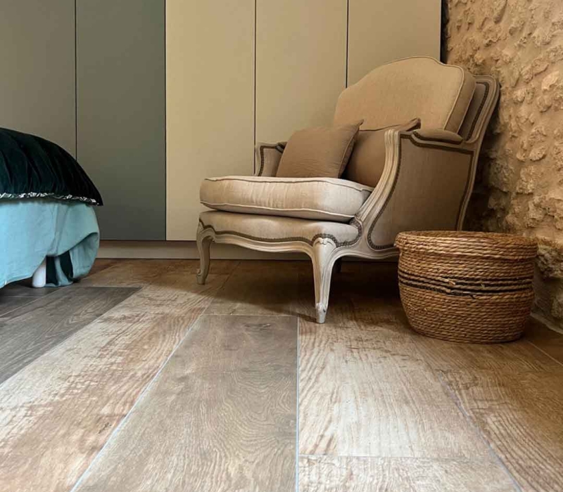 Association de mur en pierre naturelle et carrelage aspect paquet bois - tonalités naturelles