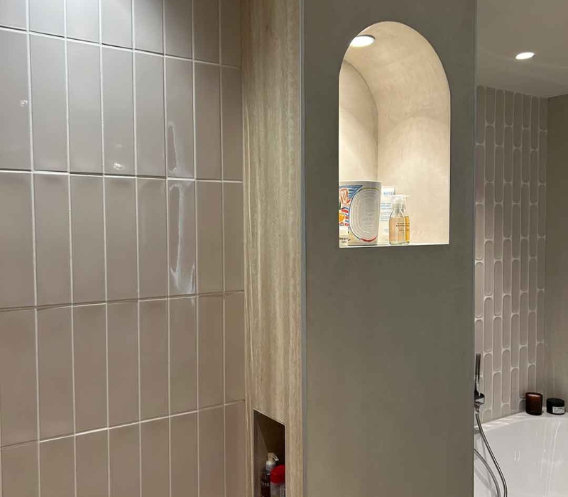 Aménagement intérieur de la partie douche de cette salle de bain design - matériaux Kei-Stone Aix en Provence (13) - effet zellige beige aux murs signé WOW design