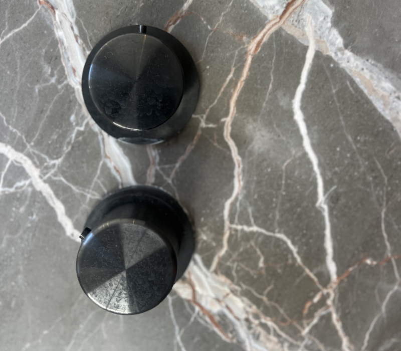 Focus sur les mitigeur de cette douche à l'italienne - projet Kei-Stone Aix en Pce - carrelage grande plaque effet marbre