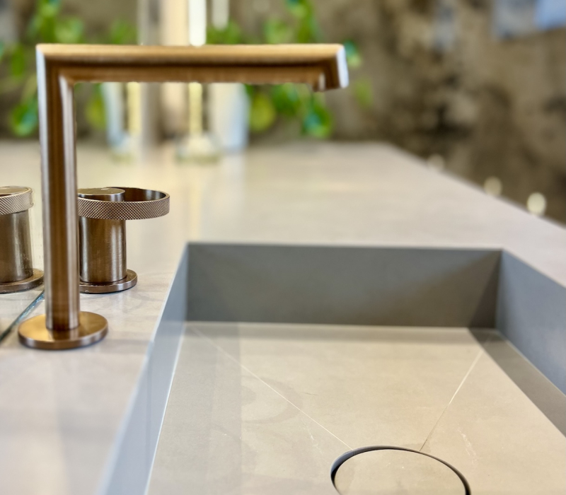 Zoom sur les détails de cette aménagement de salle de bain - avec une robinetterie colorie cuivre et aux mouvements droits - sélection by Kei-Stone Aix en Provence (13)