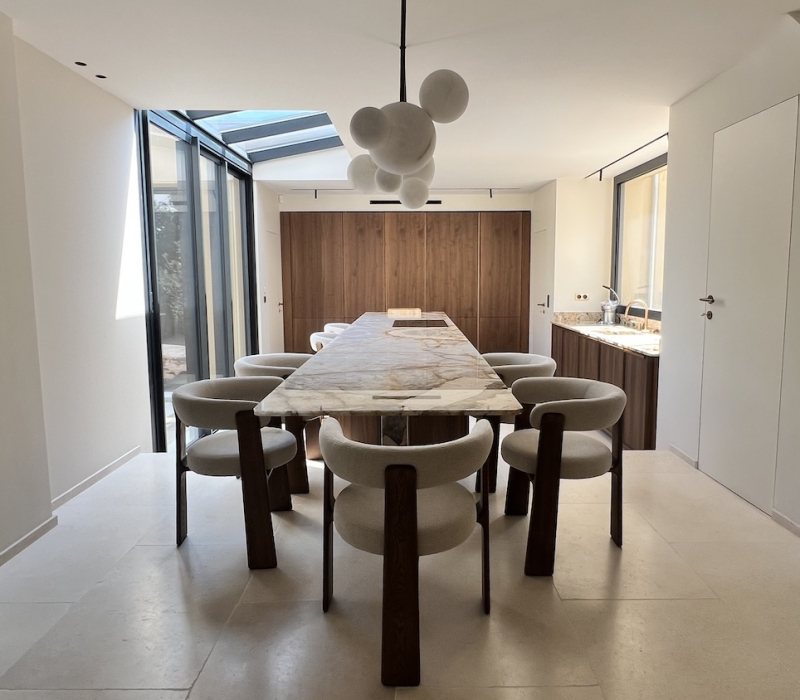 piece-a-vivre-salon-salle-a-manger-sol-dallage-pierre-naturelle-saint-leger