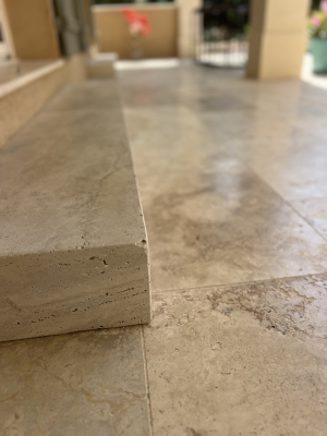 detail-travertin-nuance-marche-massive