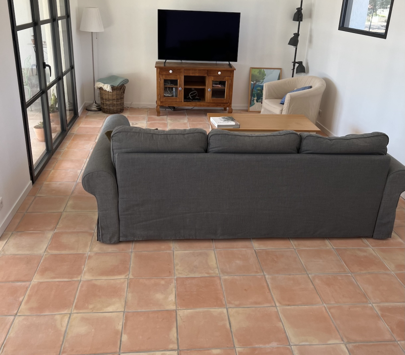 sol-terre-cuite-coin-tv-maison-luberon