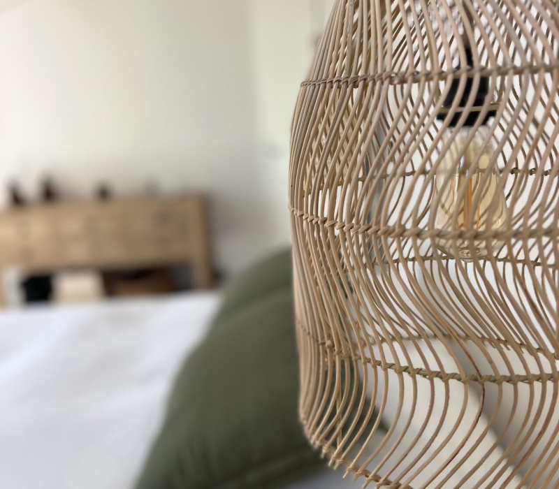 Ambiance naturelle et harmonieuse - entre dallage en pierre naturelle de travertin et mobilier tendance - cette chambre est propice au repos - Kei-Stone Pertuis