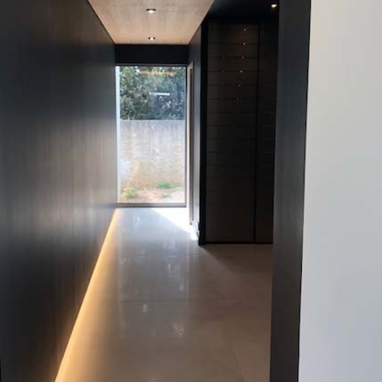 Couloir contemporaine noir mat avec son sol en carrelage effet pierre - format XXL beige - produit Kei-Stone Pertuis
