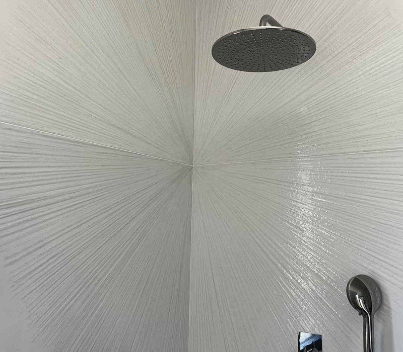 Carrelage salle de bain effet relief blanc brillant au mur de ce projet à Aix-en-Provence