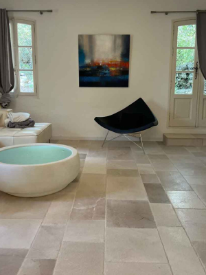 Salon en pierre naturelle Pontivy - intérieur contemporain pour cette villa - pose en différents formats - meubles coloré et design