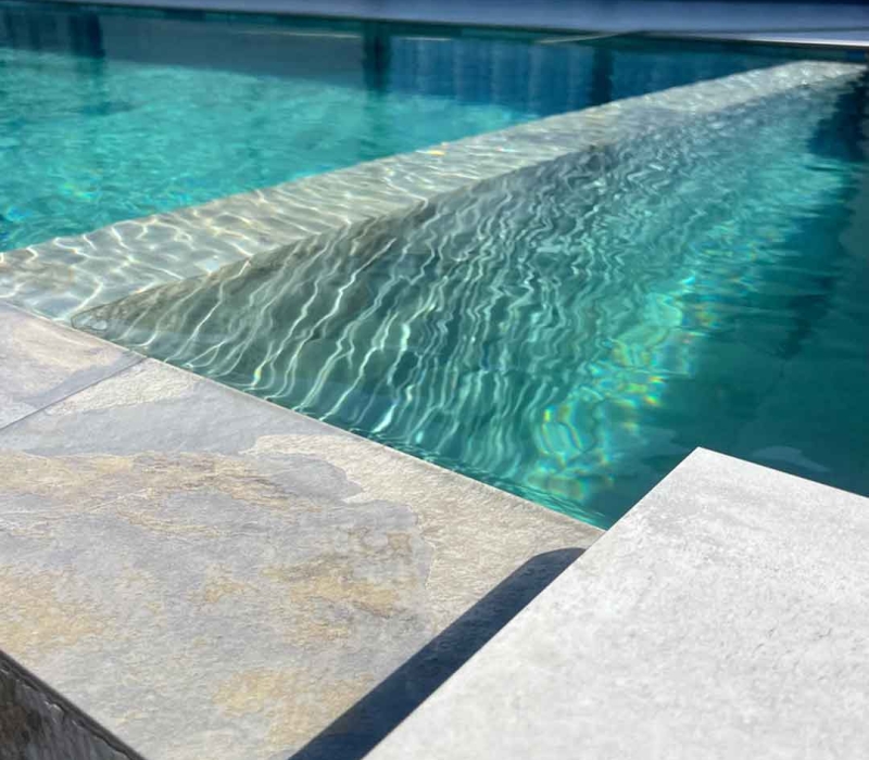 Détails sur les couleurs de l'eau donné par le carrelage effet Bali - nuance de bleu - pour un endroit relaxant - Kei-Stone Manosque
