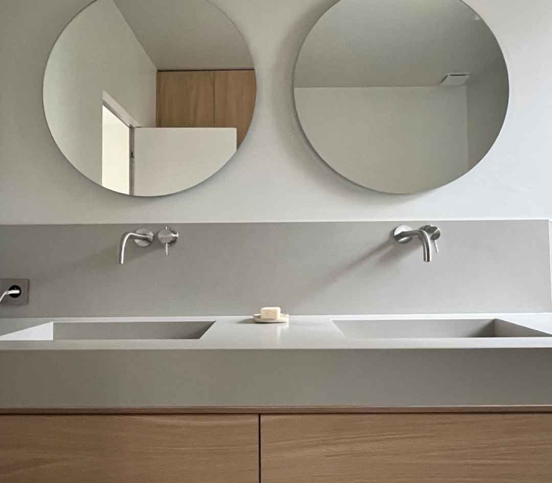 Salle de bain lumineuse - en carrelage effet béton - meuble vasque double - Aix en Provence