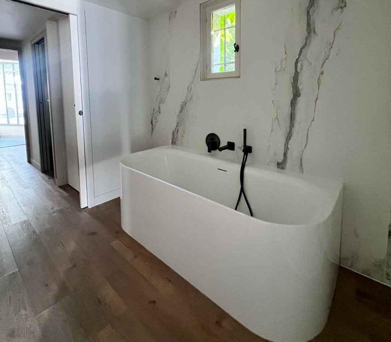 Espace baignoire raffinée dans cette salle de bain intérieure rénovée - sélection matériaux Kei-Stone Aix en Provence (13)