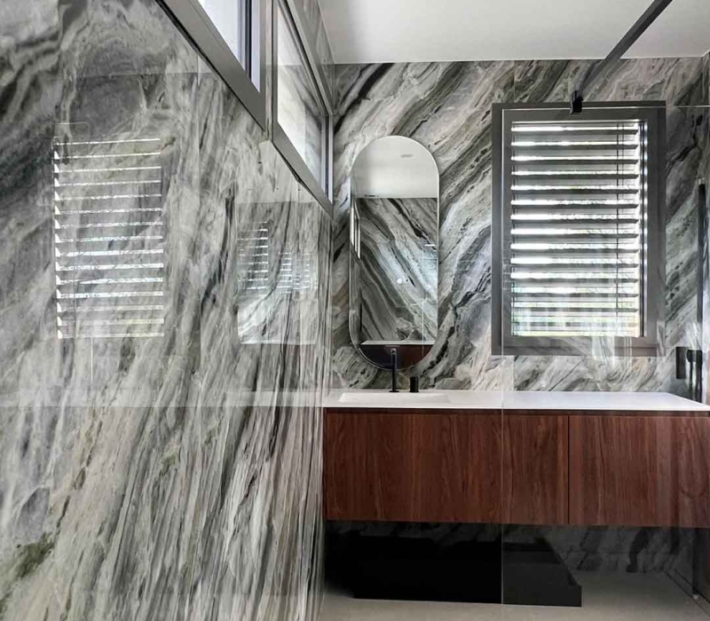 Salle de bain design Kei-Stone à Lourmarin avec carrelage effet marbre au mur et béton au sol