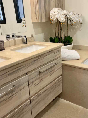 Salle de bain en pierre naturelle tradition - couleur nuances beige - design et naturelle - orchidées blanches - meuble et robinetterie - sélection Kei-Stone Aix en Provence