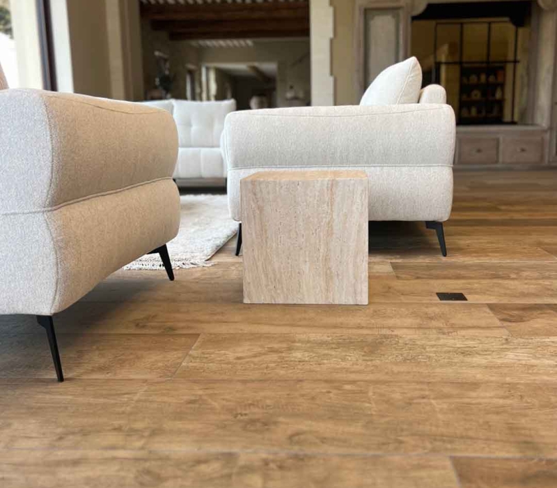 Salon intérieur design avec ce carrelage effet bois - tendance parquet - grand lame - pose naturelle - Kei-Stone
