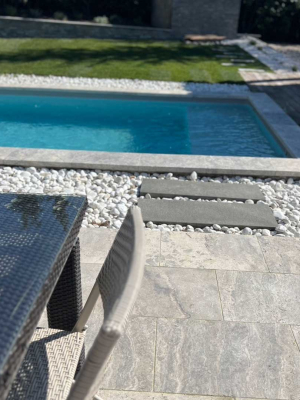 Terrasse en pierre naturelle travertin cendré - margelle et pas japonais - pose facile - galets en marbre blanc